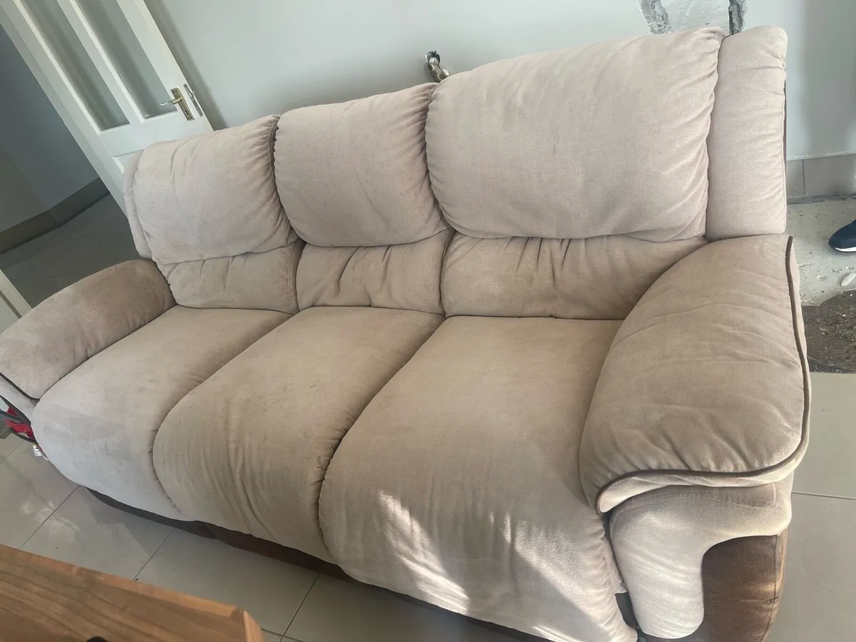 3 seater recliner + 2 recliner arm chairs - Image 2