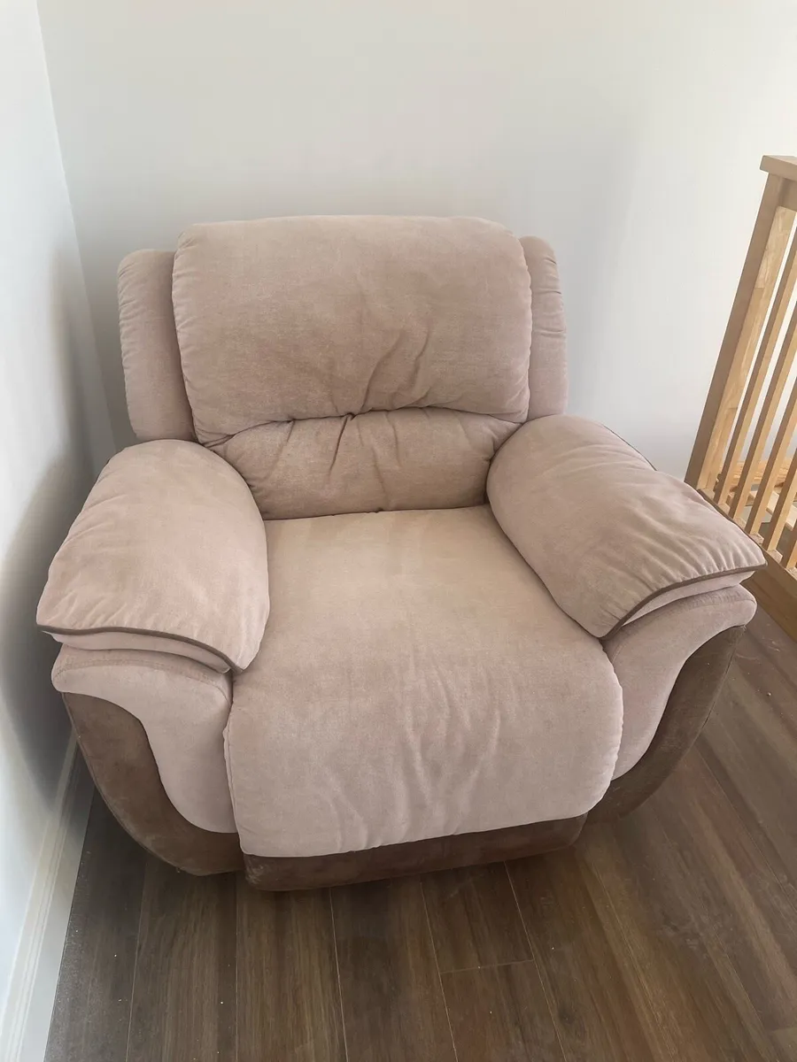 3 seater recliner + 2 recliner arm chairs - Image 3