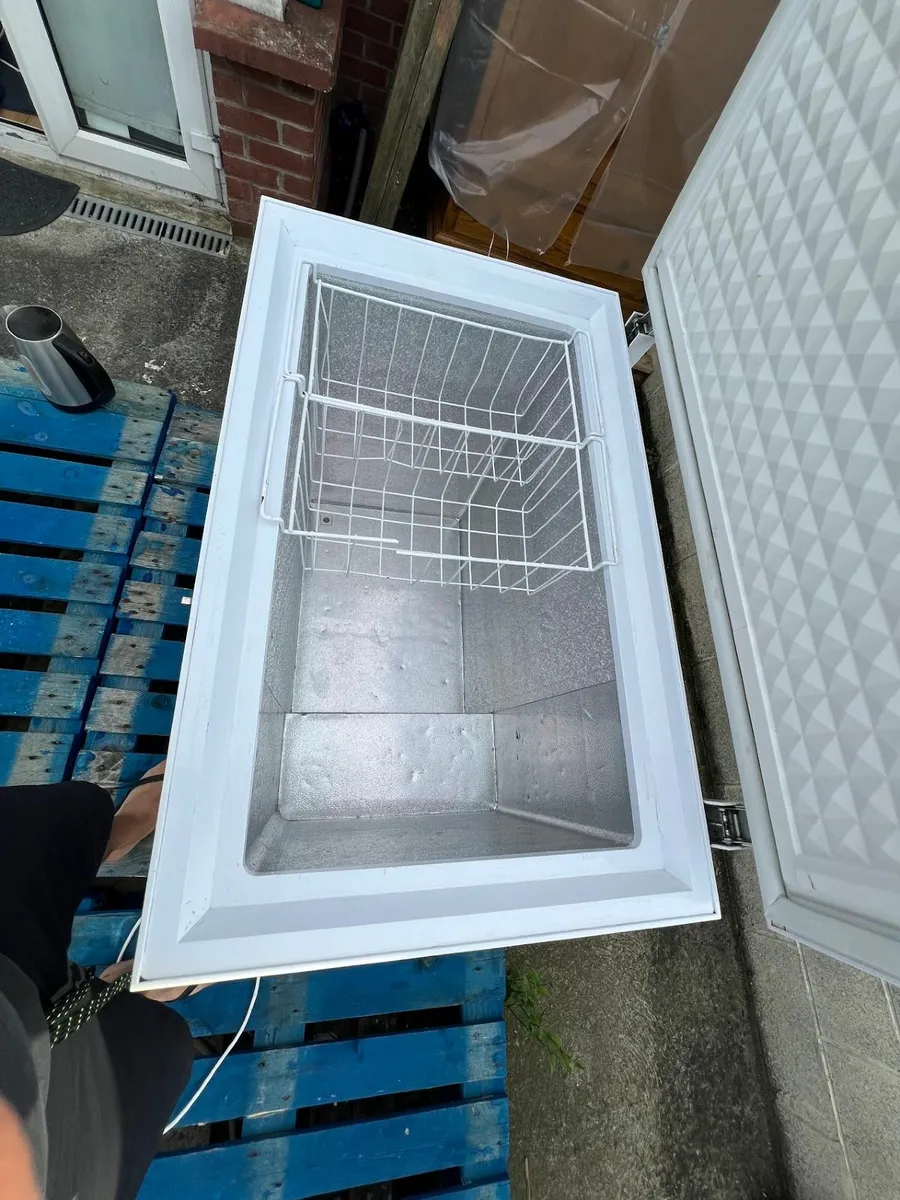 Belling 271L Chest Freezer with Frost Shield - Image 1