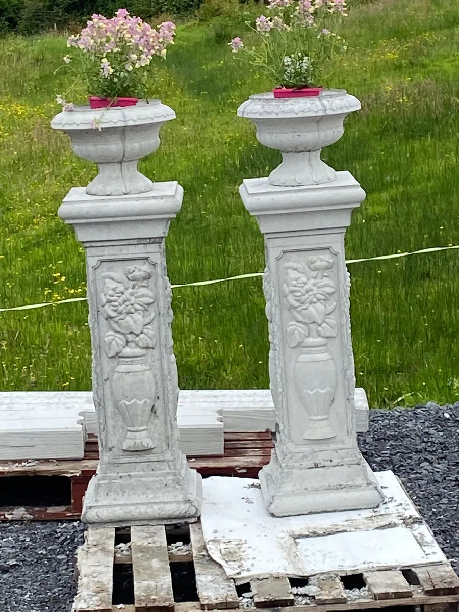 Concrete  pedistal  sand pots
