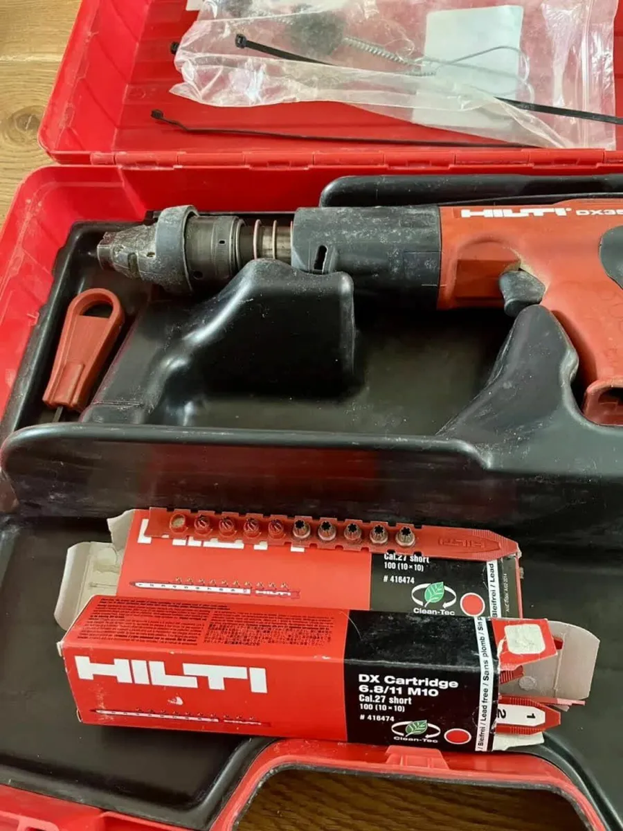 Hilton DX351 nail gun powder tool with case - Image 4
