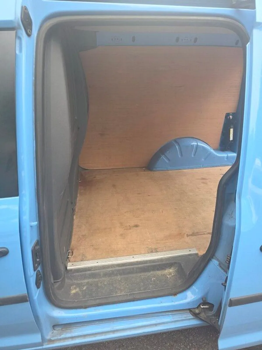 2015 Volkswagen Caddy - Image 2