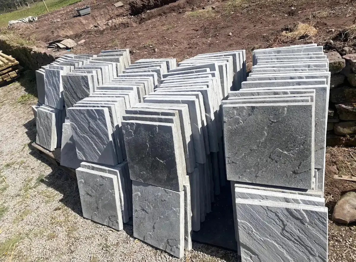 Concrete riven paving 450mm sq - Image 1