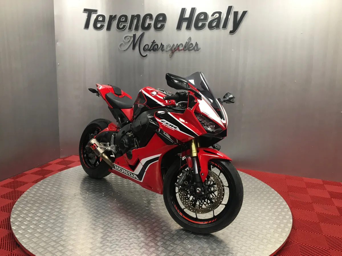 2017 Honda CBR1000RR FIREBLADE *FINANCE AVAILABLE* - Image 1