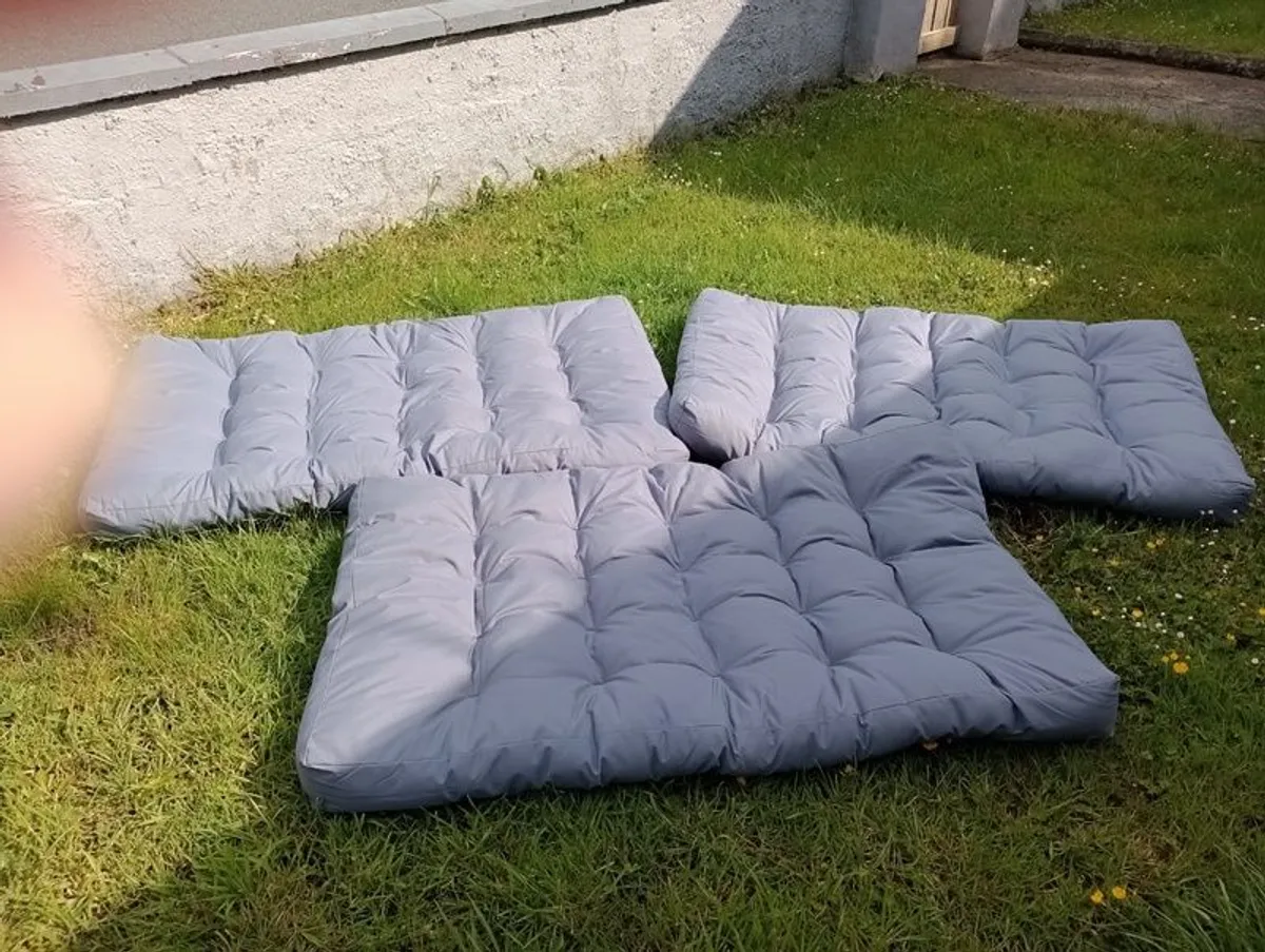 Outdoor cushions - Image 1