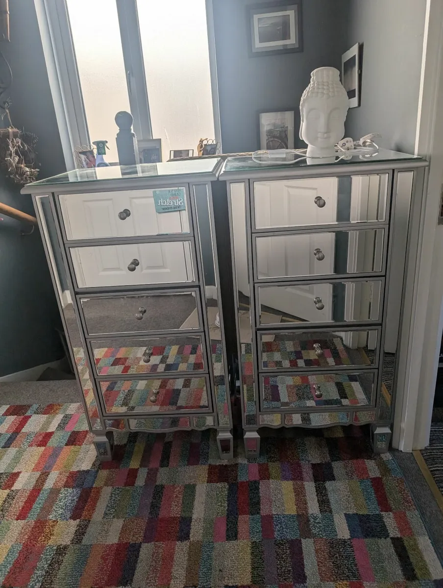 2 Chest off Drawers Mirrored & 1 bedside unit. - Image 1