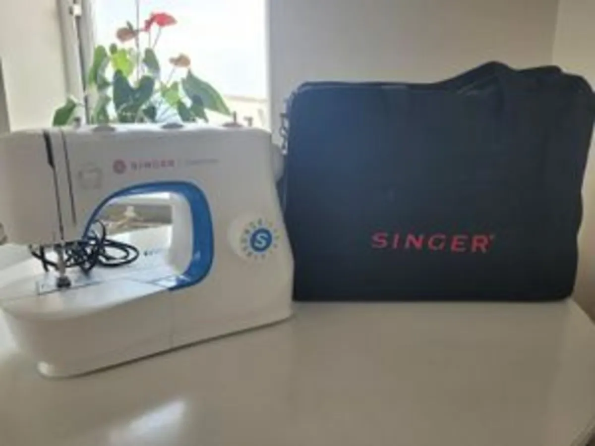 Singer Sewing Machine - Image 2