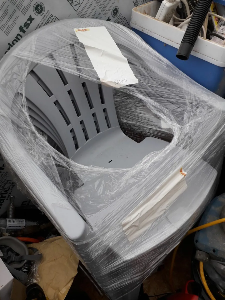 4 x plastic deck chairs as new - Image 3