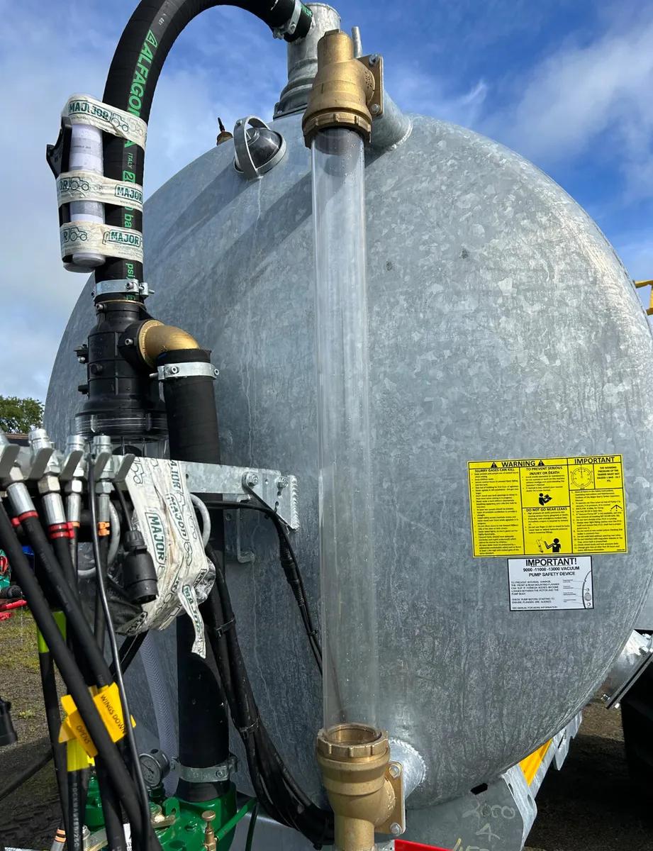 Major 2000 gal tanker with dribble bat - Image 3