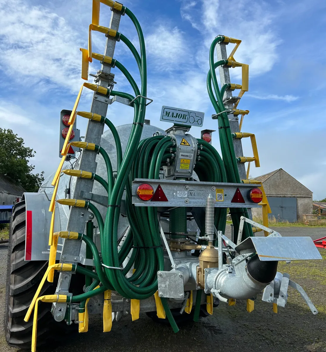 Major 2000 gal tanker with dribble bat - Image 1