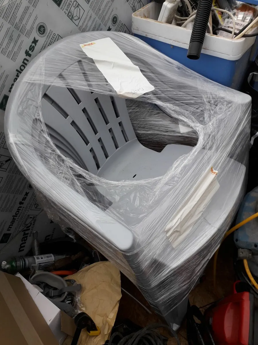 4 x plastic deck chairs as new - Image 1