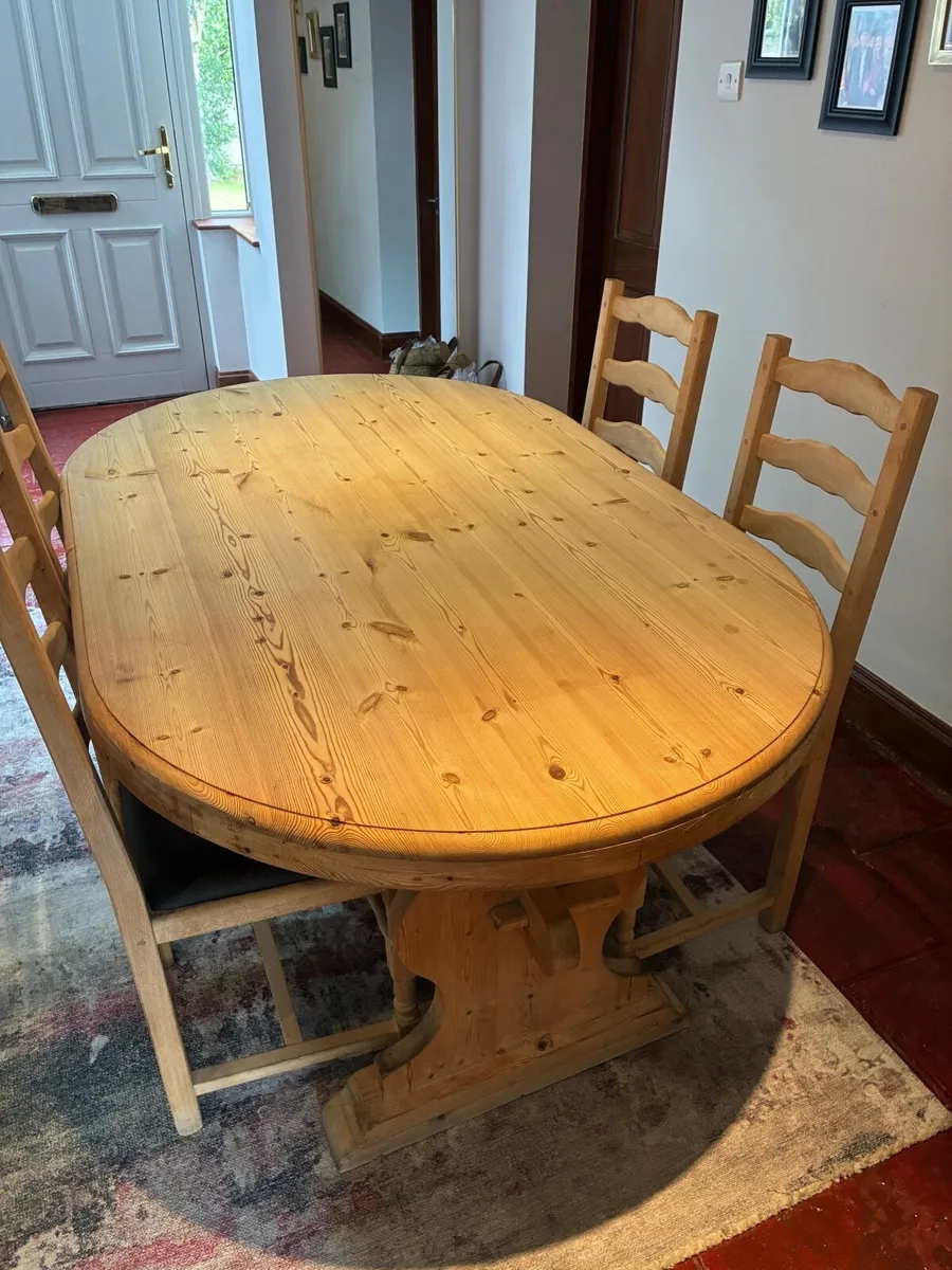 Table and chairs - Image 3