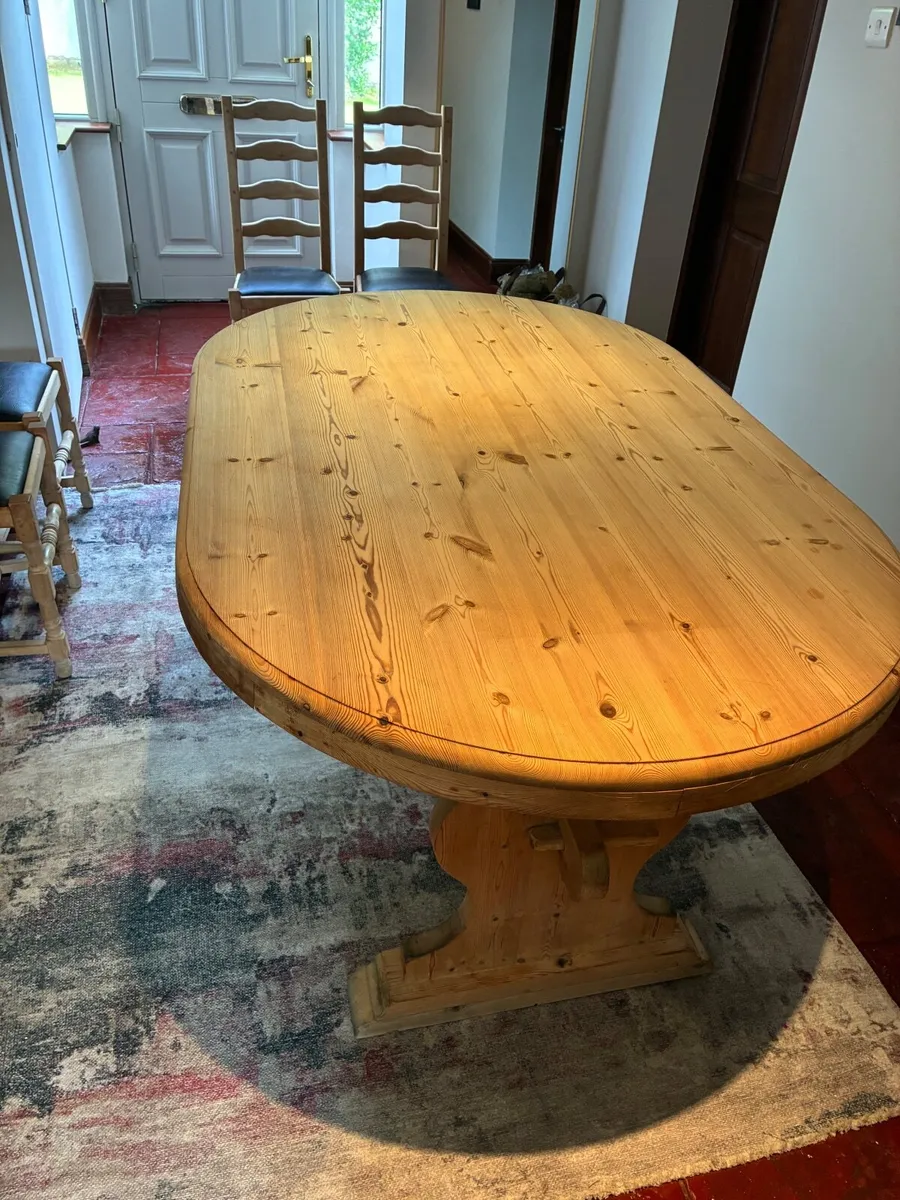 Table and chairs - Image 4