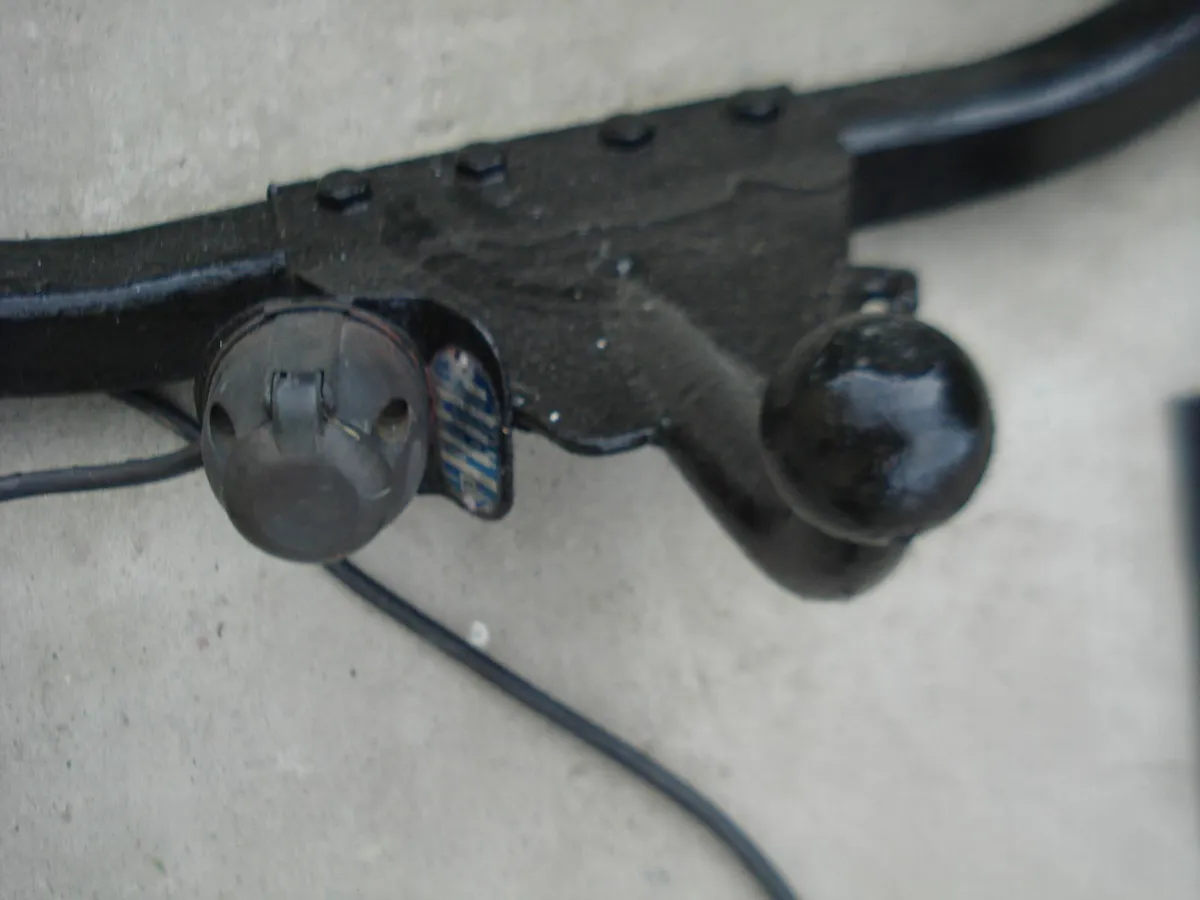 ORIGINAL 1980s GM OPEL CORSA/NOVA TOW BAR. - Image 2