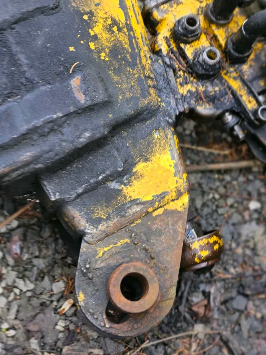 Massey Ferguson Loader + Roll Bar - Image 2