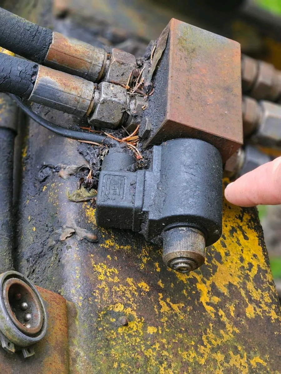 Massey Ferguson Loader + Roll Bar - Image 3