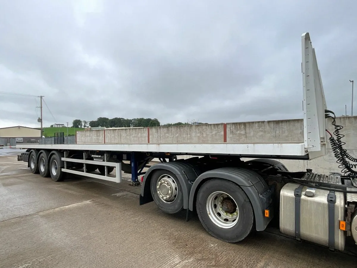 SDC 45ft TRI AXLE FLAT TRAILER ON AIR - Image 1