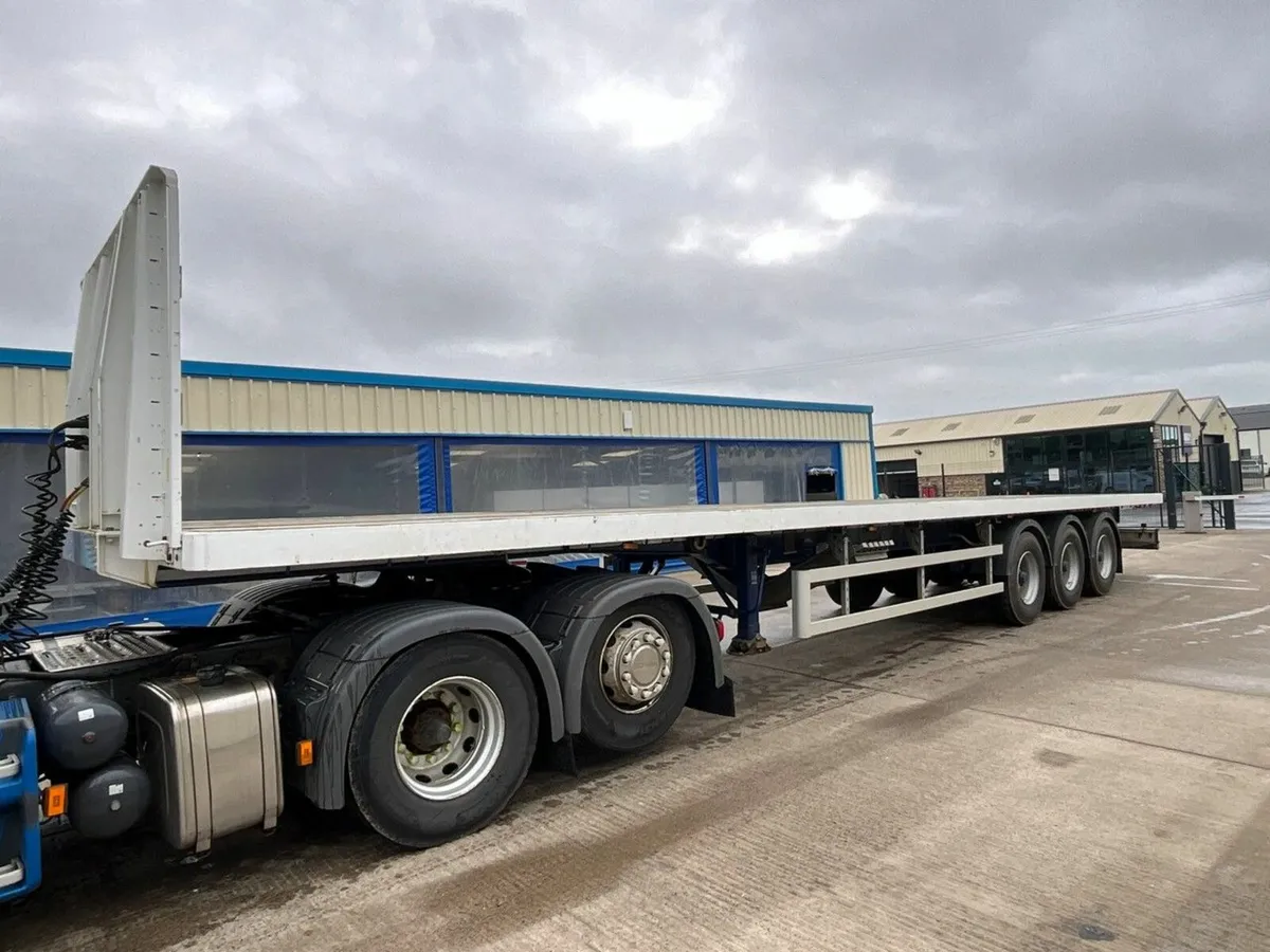 SDC 45ft TRI AXLE FLAT TRAILER ON AIR - Image 2