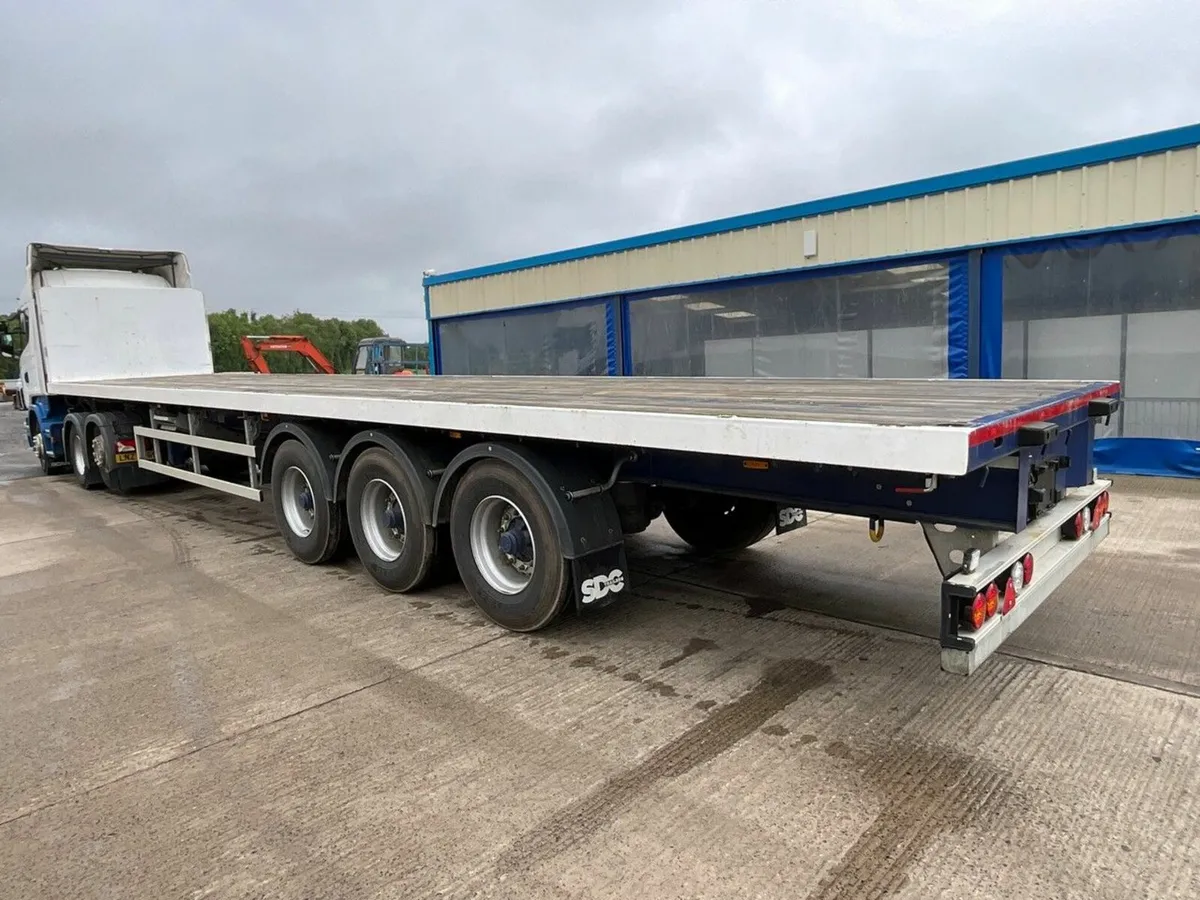 SDC 45ft TRI AXLE FLAT TRAILER ON AIR - Image 3