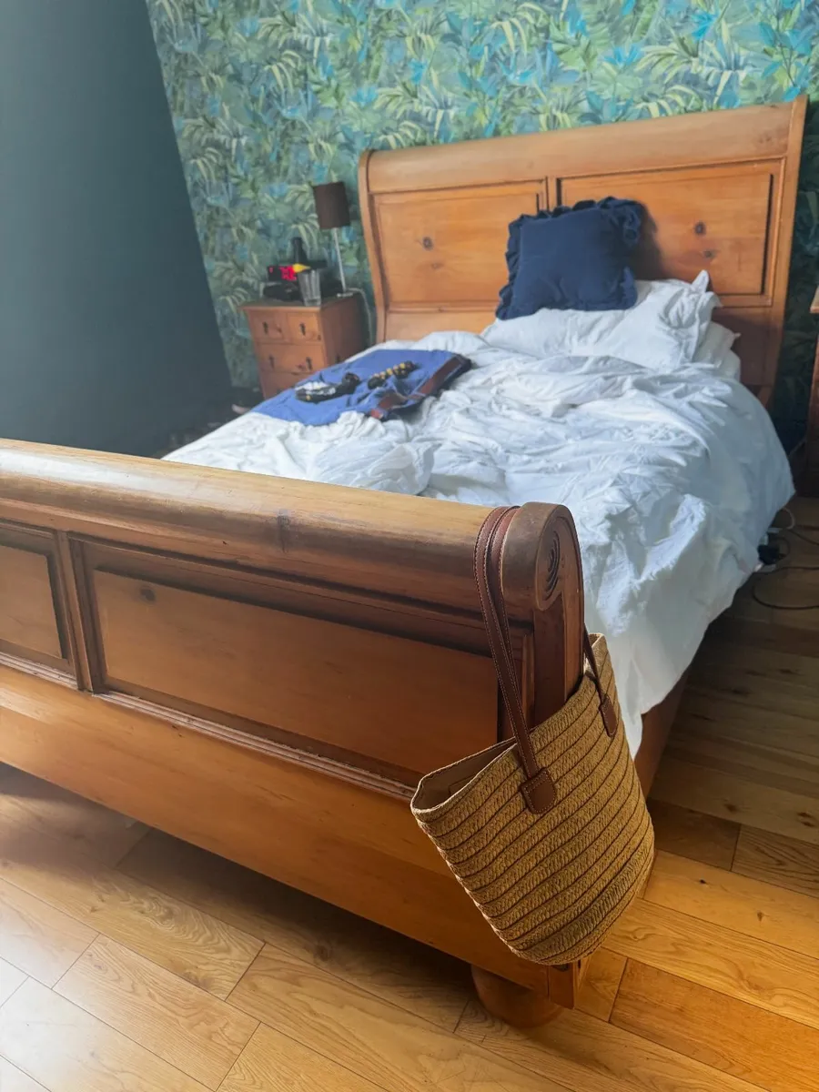 Sleigh Bed - Wooden - King