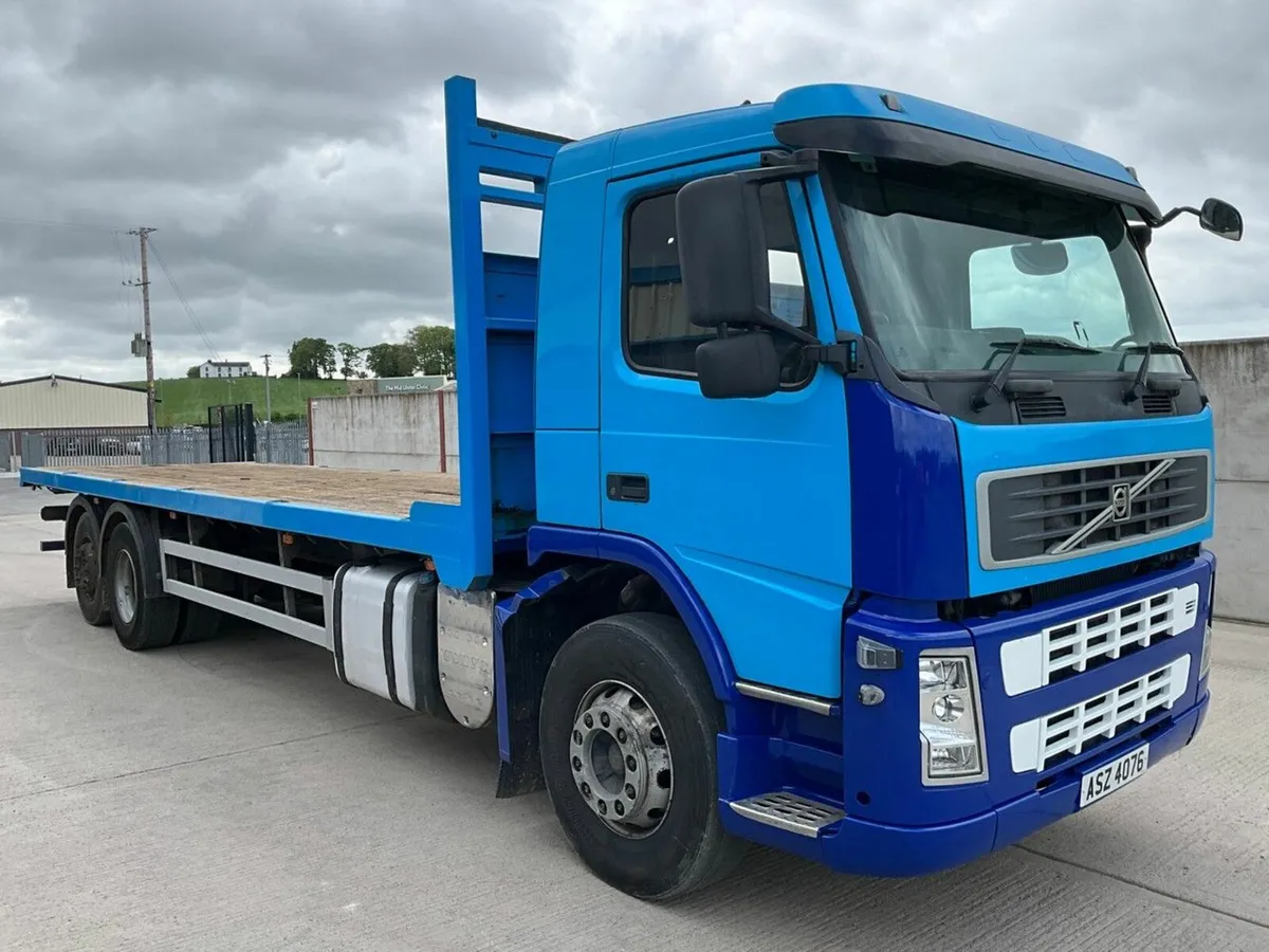 VOLVO FM300 EURO4 6X2 26 TON AUTOMATIC FLAT LORRY - Image 1