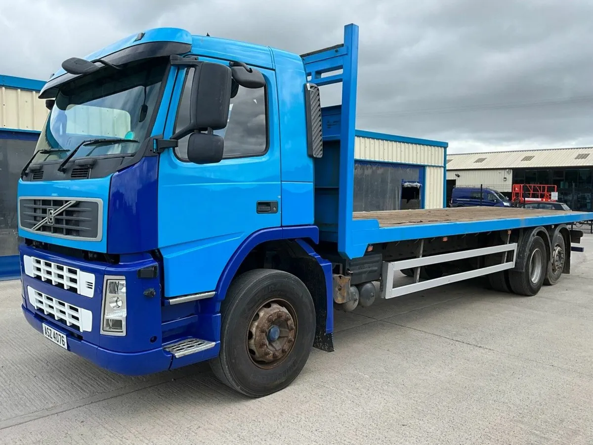 VOLVO FM300 EURO4 6X2 26 TON AUTOMATIC FLAT LORRY - Image 4