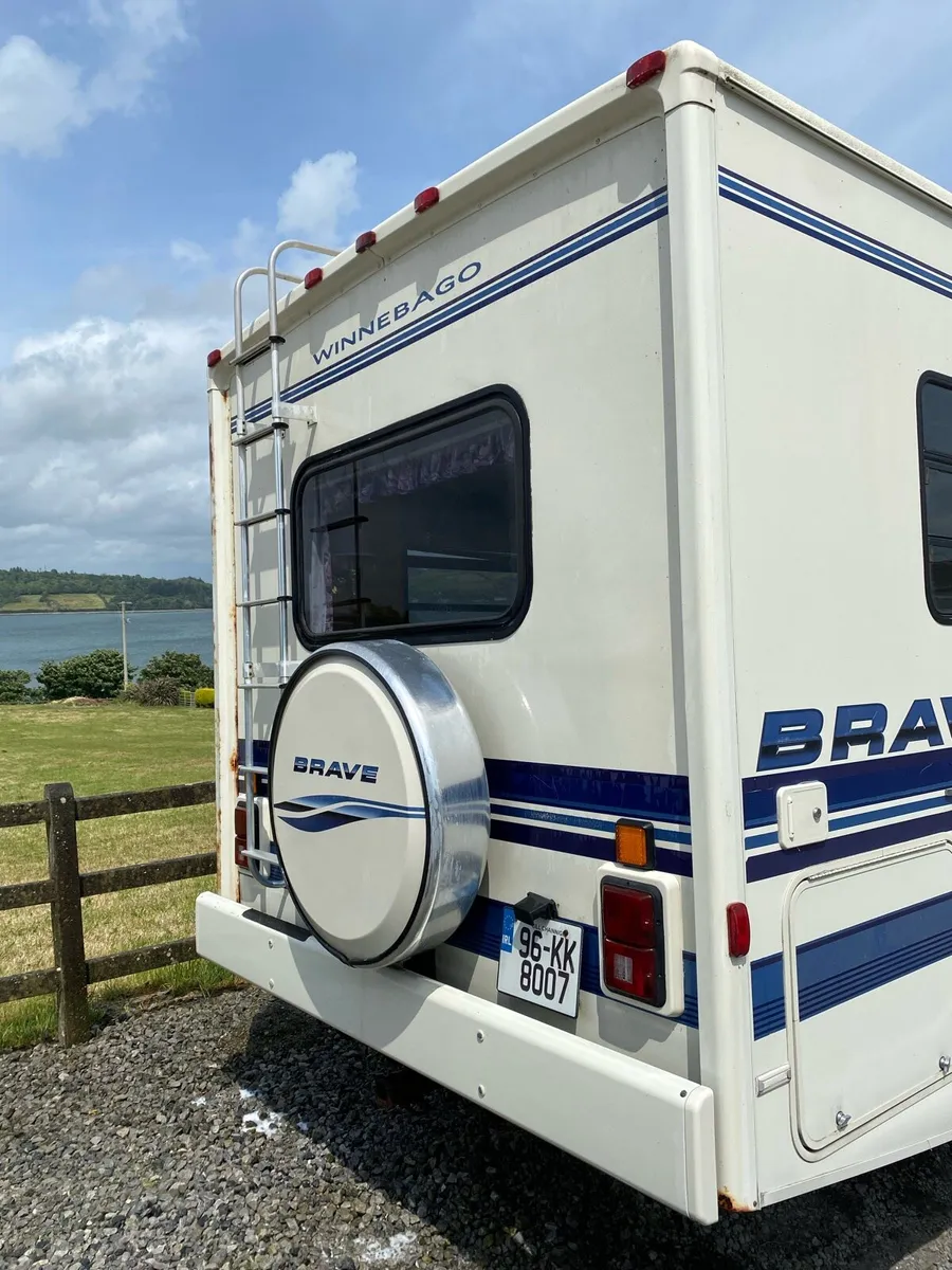Winnebago Brave 32ft RV Camper - Image 3
