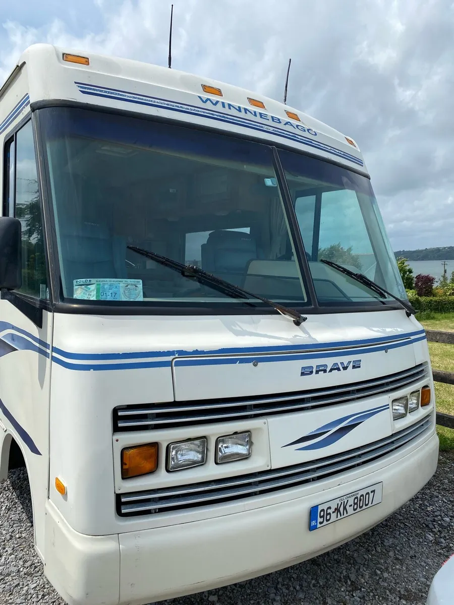 Winnebago Brave 32ft RV Camper - Image 2