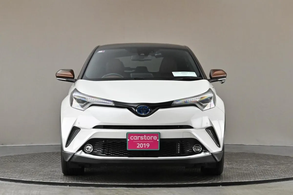 Toyota C-HR 1.8 Hybrid  2tone Roof interior rever - Image 2
