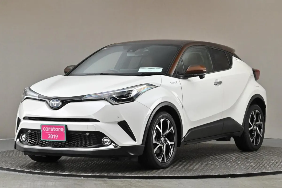 Toyota C-HR 1.8 Hybrid  2tone Roof interior rever - Image 3