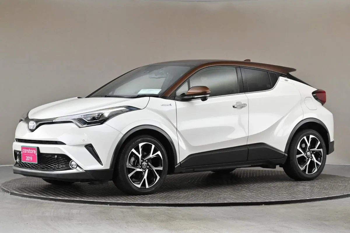 Toyota C-HR 1.8 Hybrid  2tone Roof interior rever - Image 4