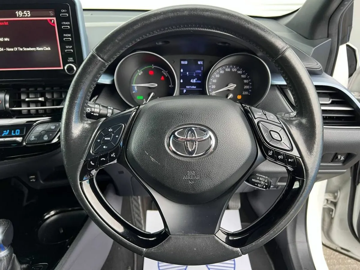 Toyota C-HR 1.8 HYBRID SPORT // HEATED SEATS // MU - Image 4