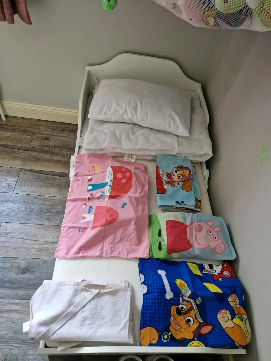 Toddler bed with mattress bed clothes and sheets - Image 1