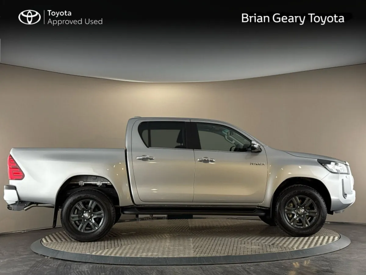 Toyota Hilux 2.8 SR5 Manual - Image 3