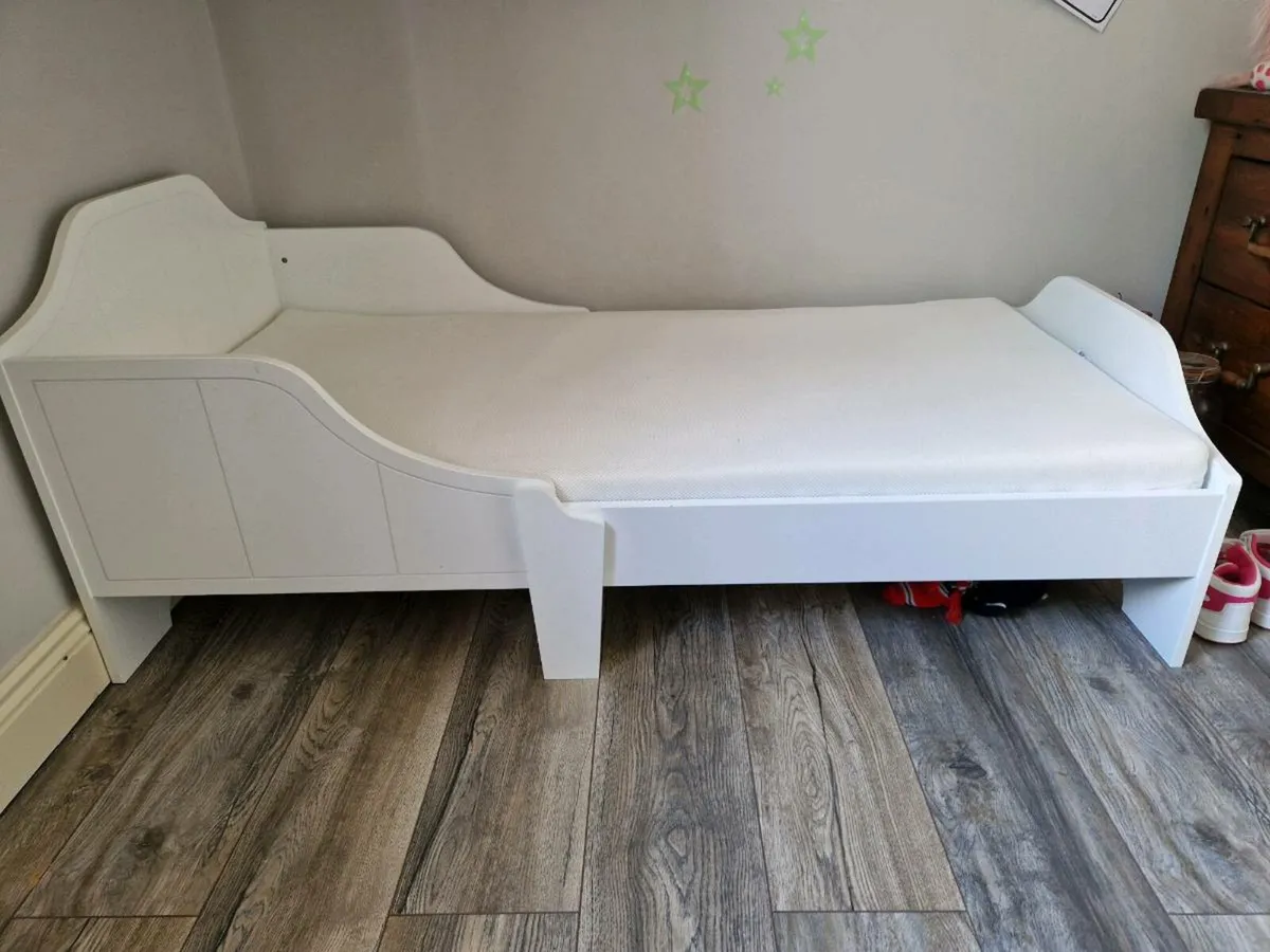 Toddler bed with mattress bed clothes and sheets - Image 4