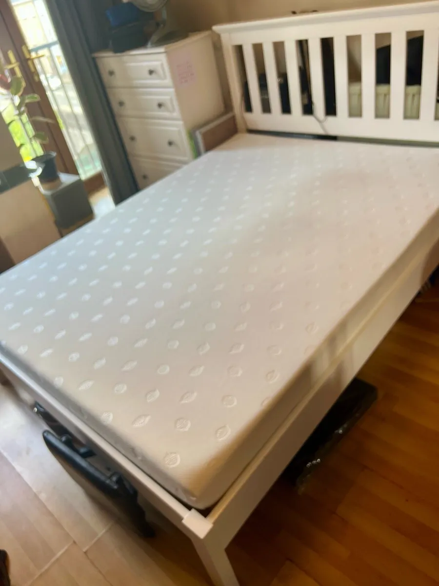 Memory foam Mattress barely used no stains - Image 1