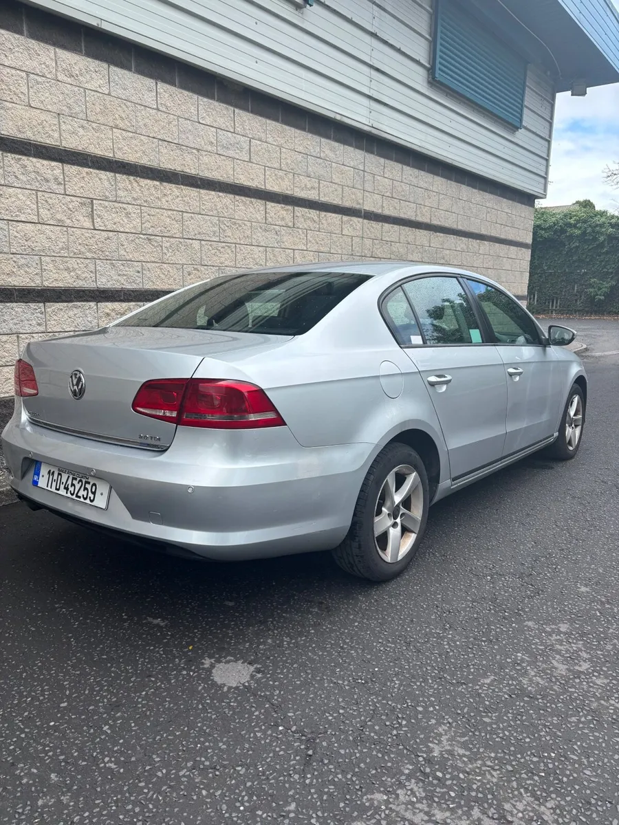Volkswagen Passat 2011 - Image 2