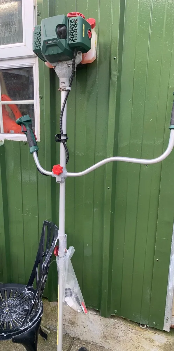 Large garden strimmer - Image 1
