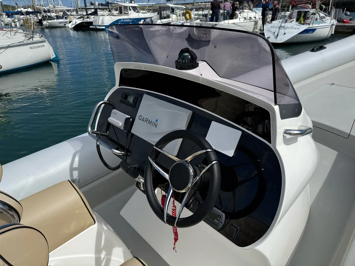 Scorpion 880 w/ Twin Yamaha 200hp - Image 3