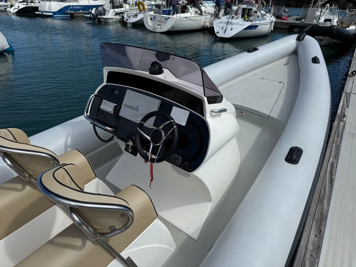 Scorpion 880 w/ Twin Yamaha 200hp - Image 4