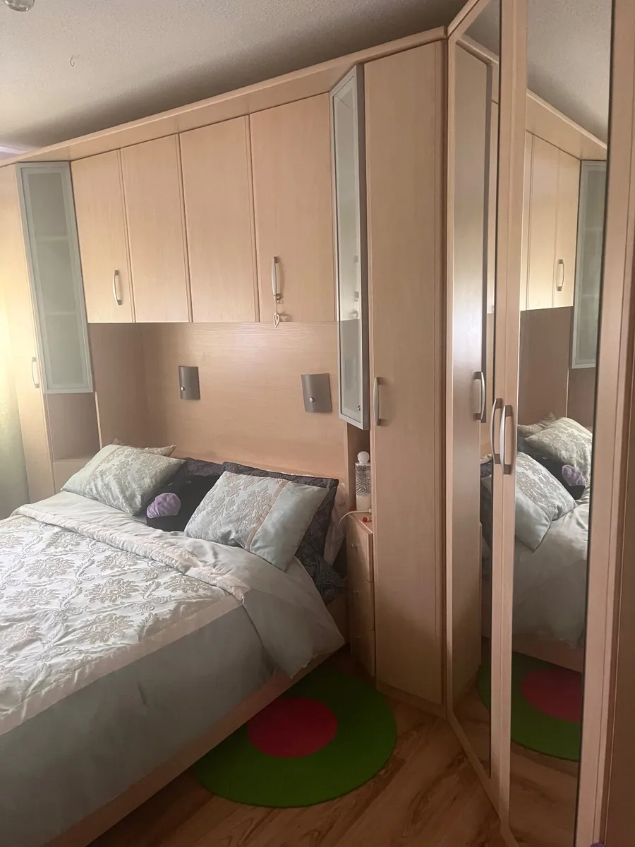 Bedroom unit(bed ,wardroube,shelves - Image 1