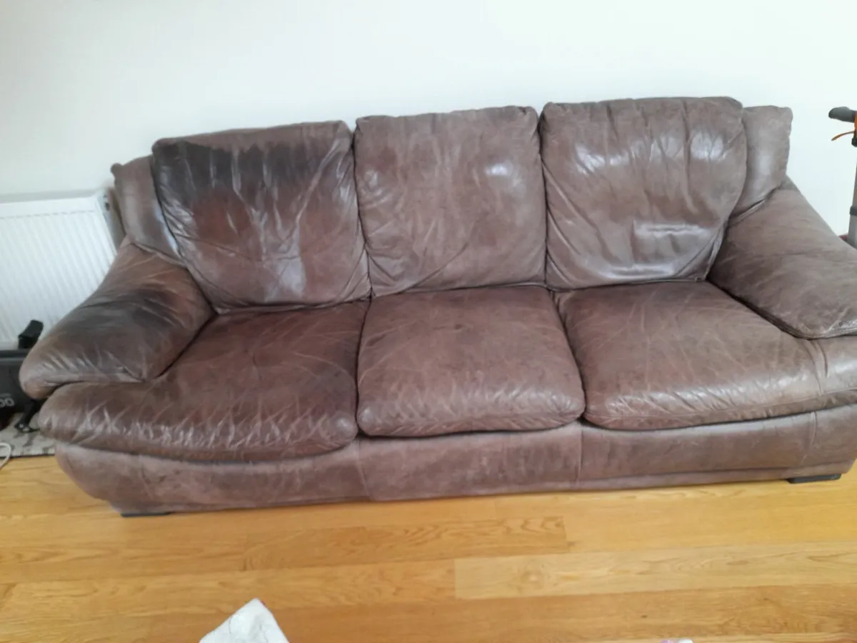 Couch. brown leather - Image 1