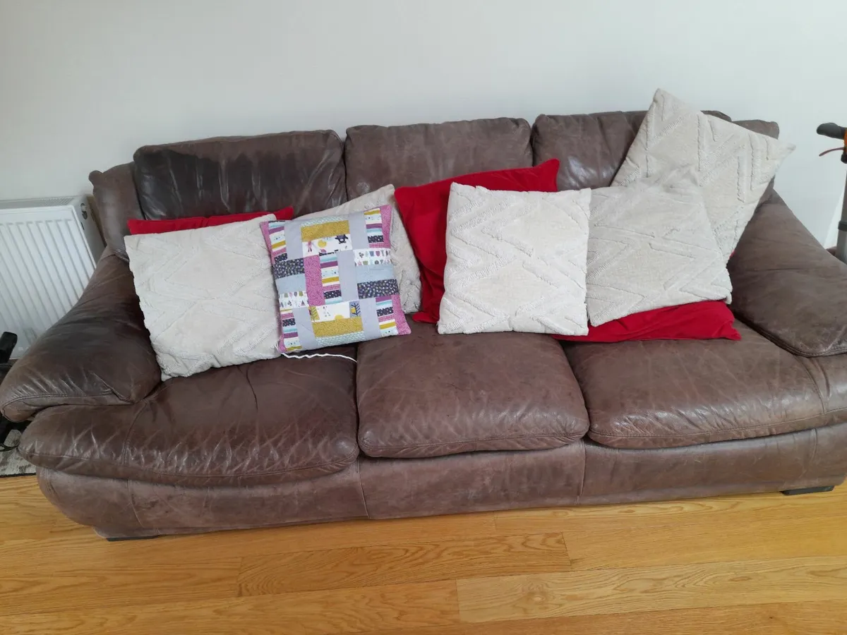 Couch. brown leather - Image 2