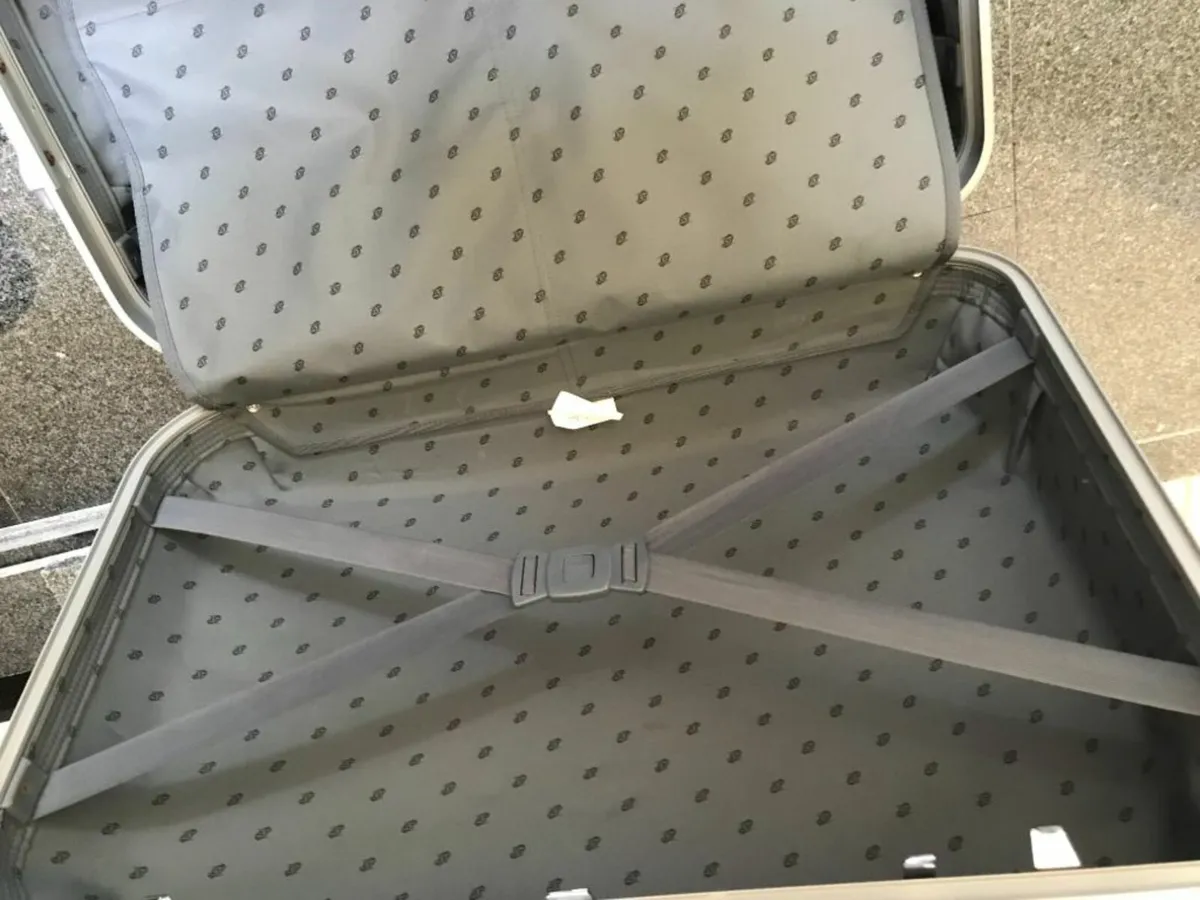 American Tourister Hard Suitcase - Image 2