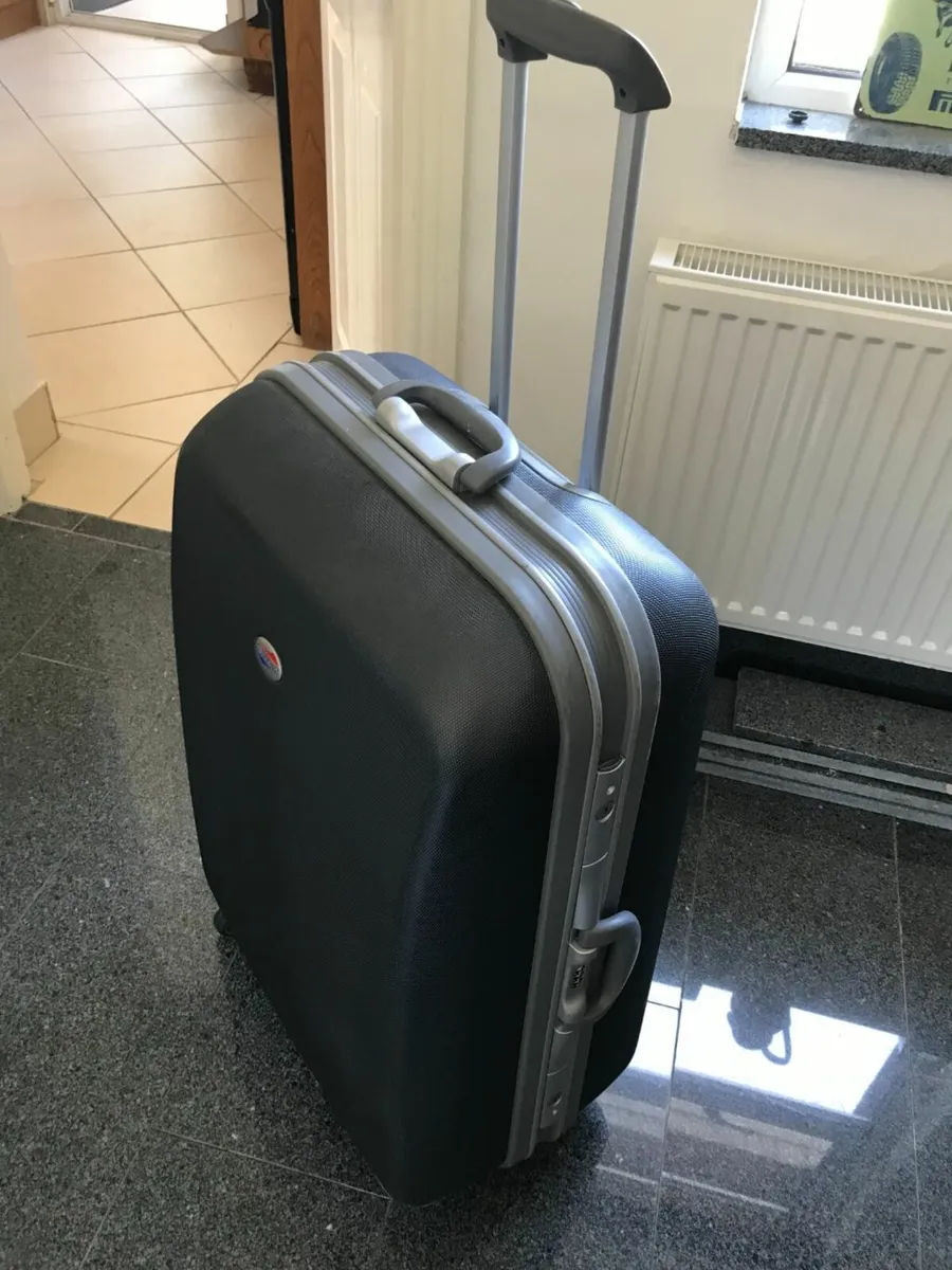 American Tourister Hard Suitcase - Image 4