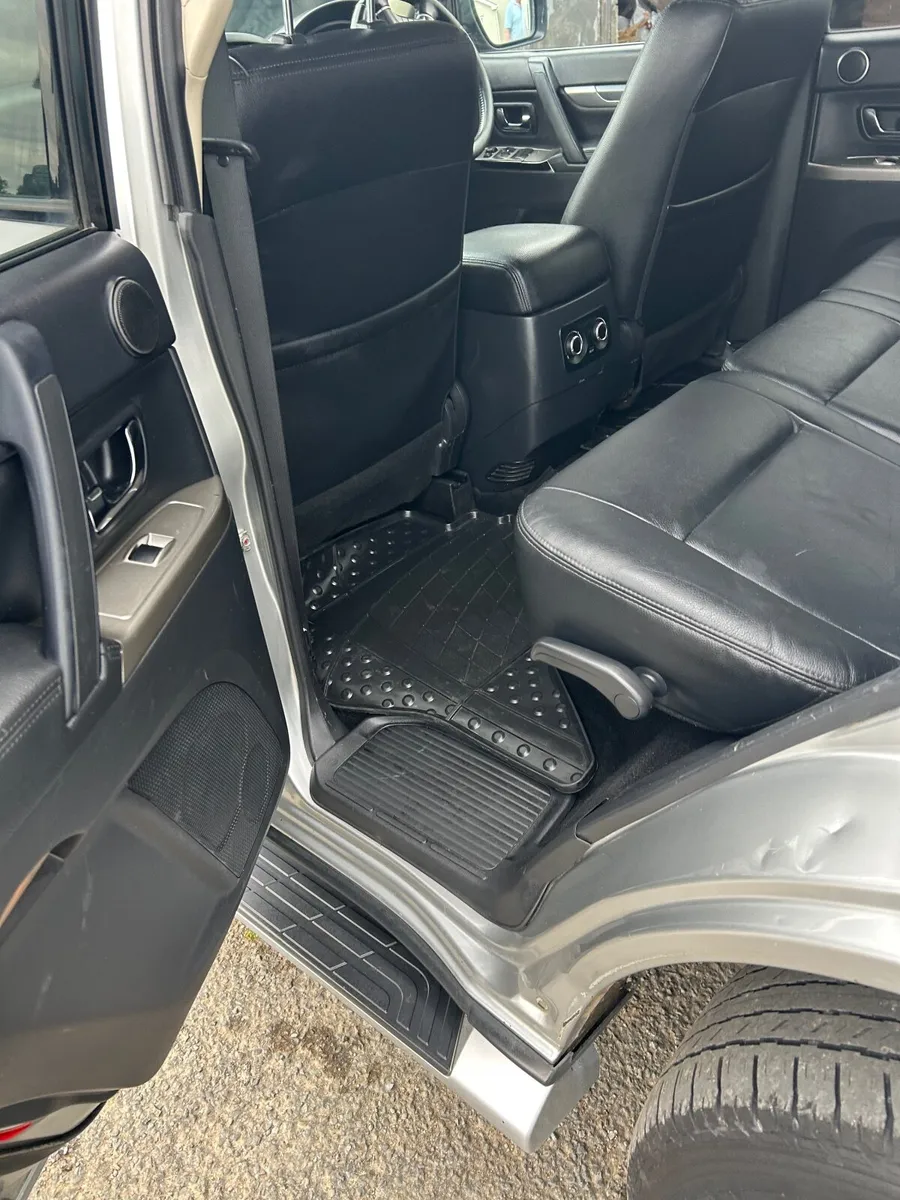 2018Mitsubishi Pajero 3.2 D auto full leather - Image 3