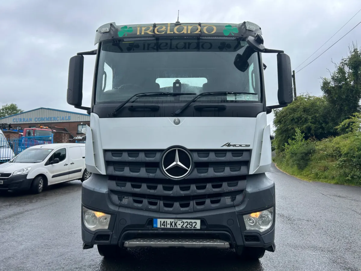 2014 Mercedes 3236 8x4 tar tipper - Image 2