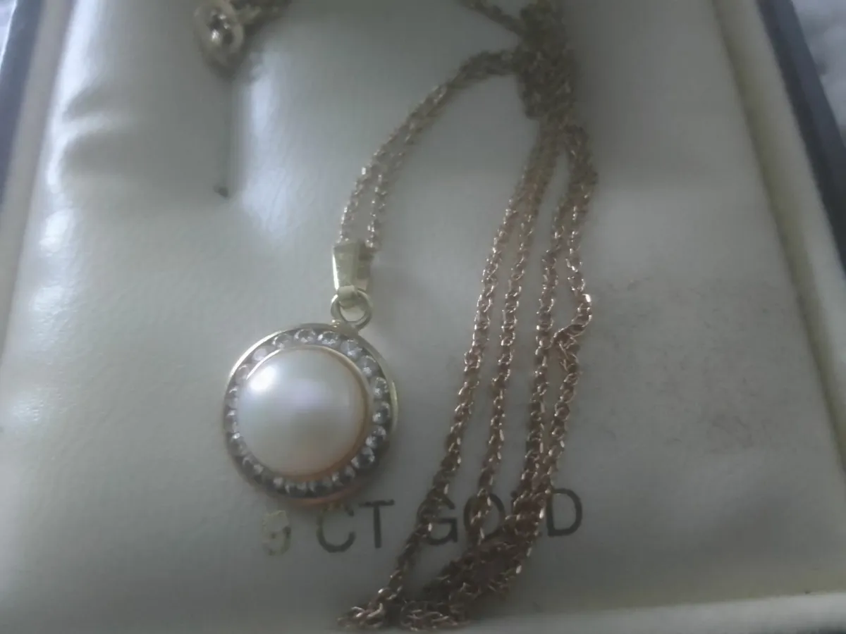 9CT GOLD VINTAGE PEARL & TOPAZ PENDANT 18" - Image 1