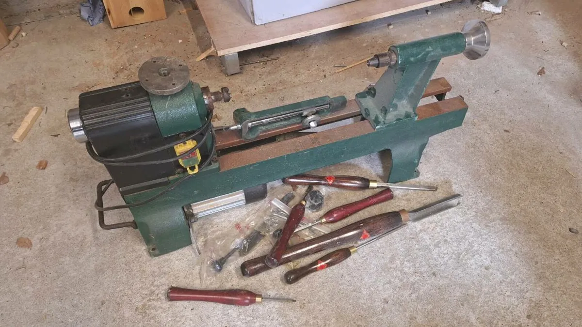 Woodturning lathe - Image 1