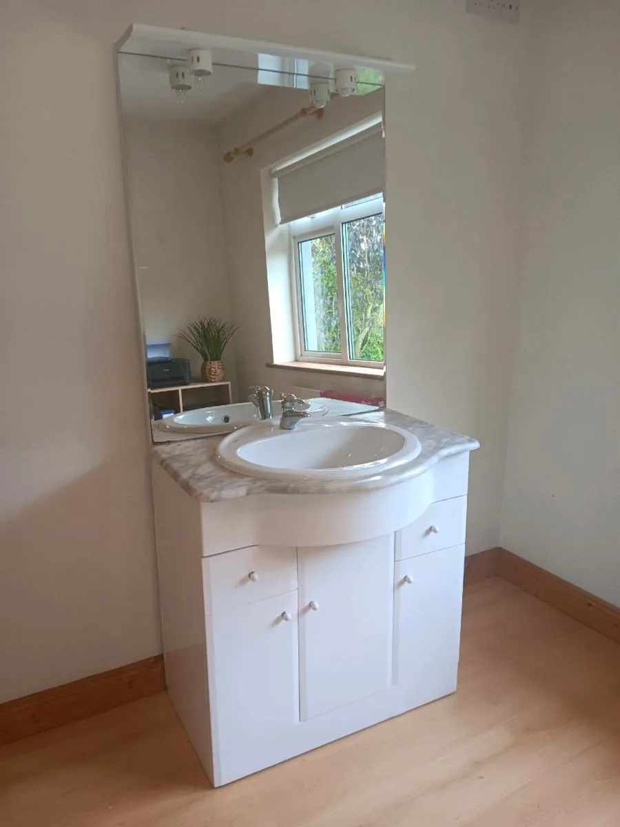 Bathroom sink unit - Image 1